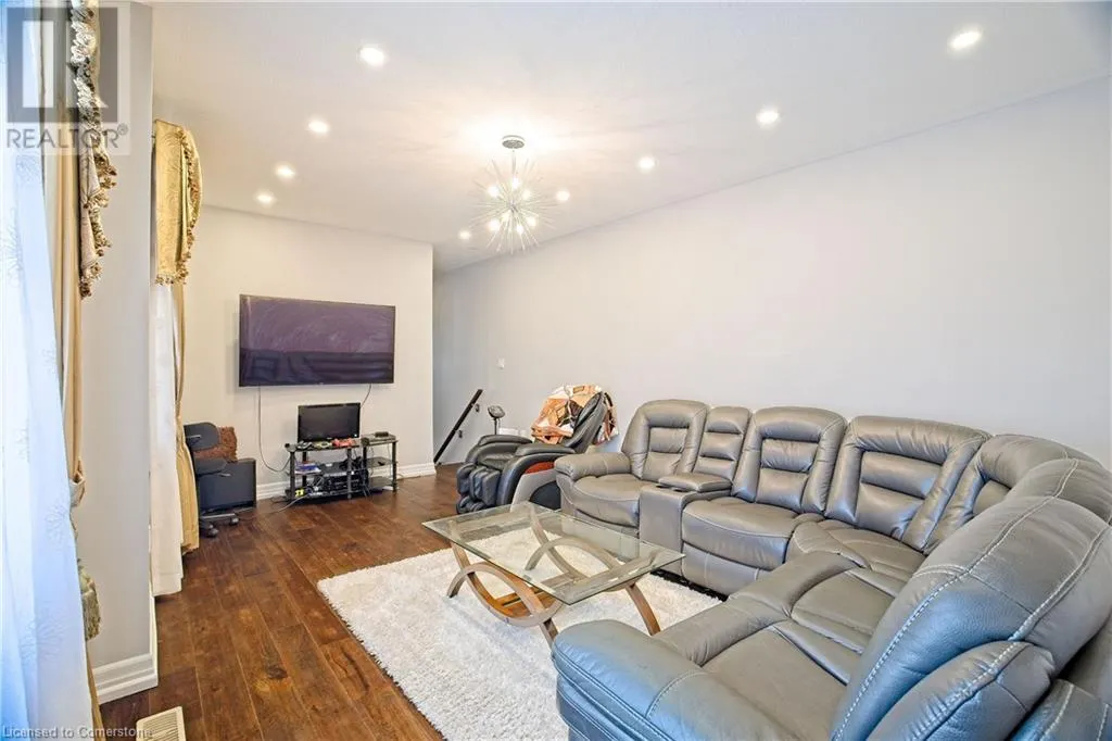 24 PICKETT Place