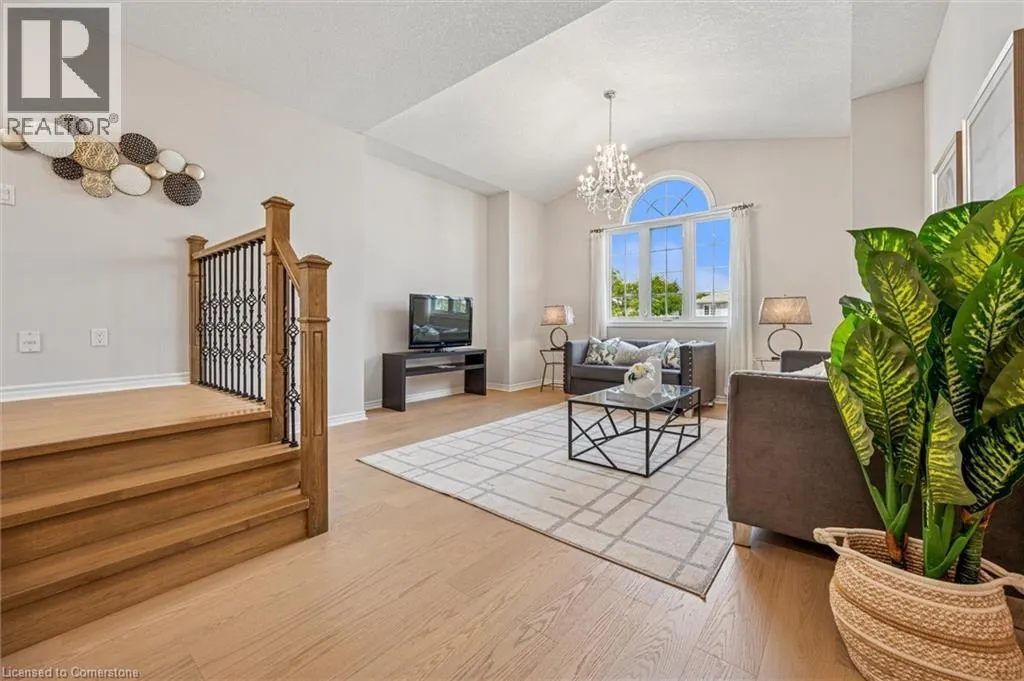 383 TEALBY Crescent