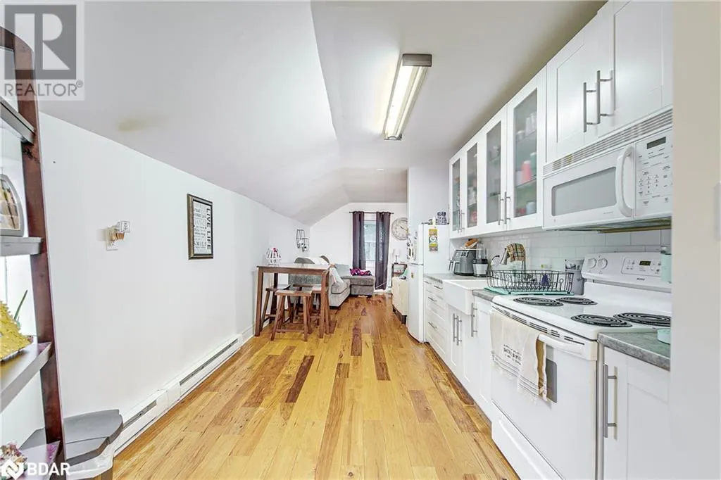 2 FRANCIS Street E