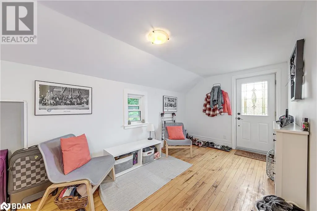 2 FRANCIS Street E