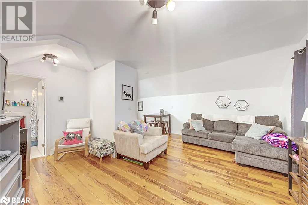 2 FRANCIS Street E