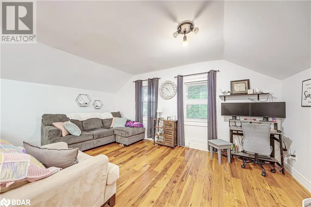 2 FRANCIS Street E