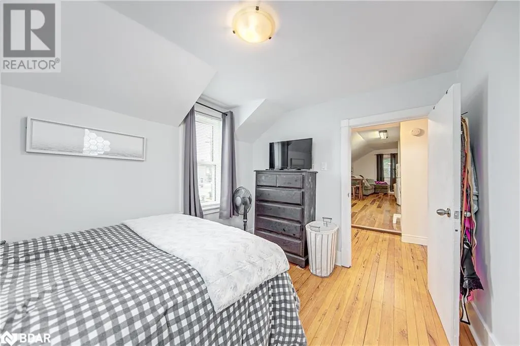 2 FRANCIS Street E