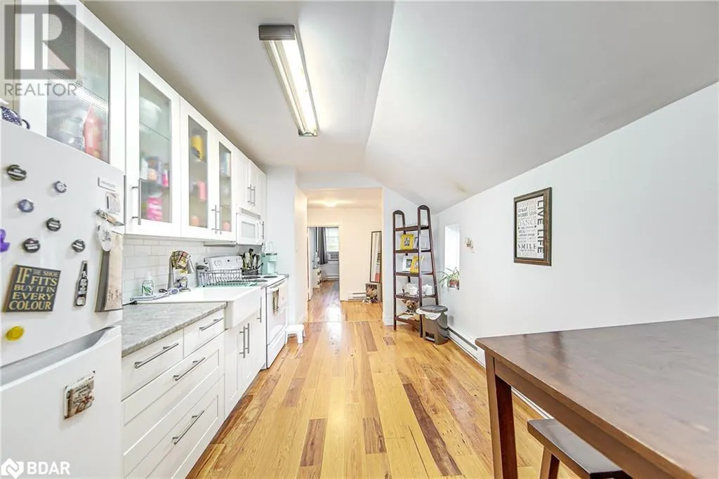 2 FRANCIS Street E