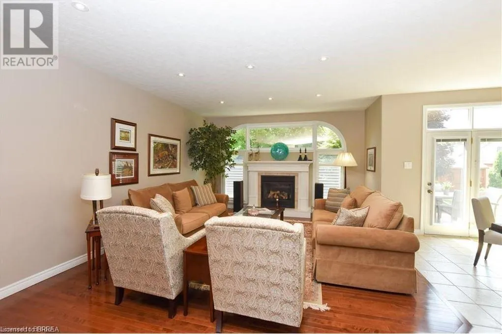 51 QUEENSWAY Drive