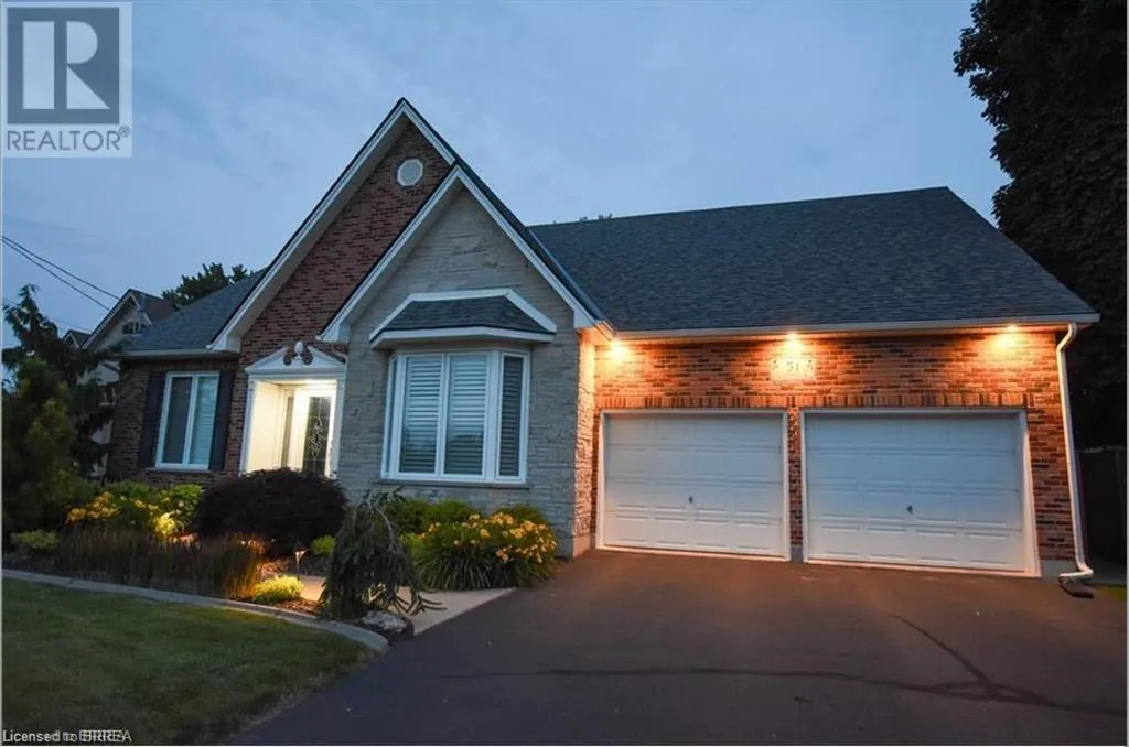 51 QUEENSWAY Drive