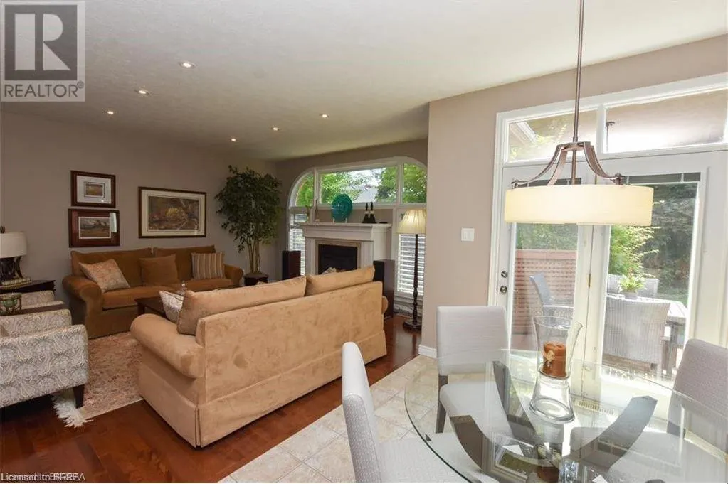 51 QUEENSWAY Drive