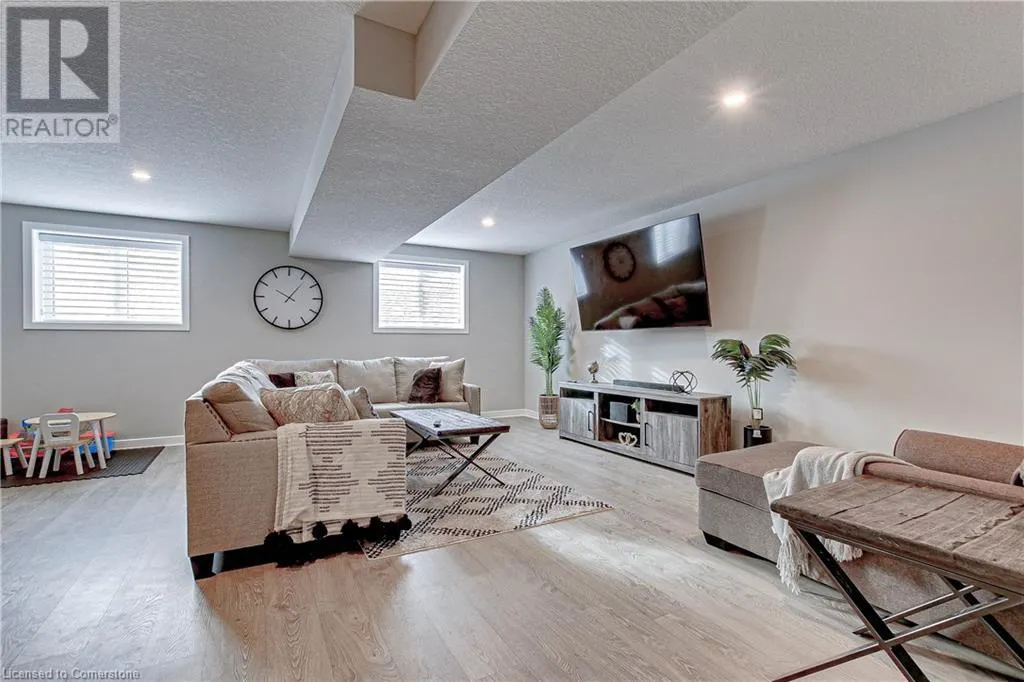 9 CLOVER CIR Circle