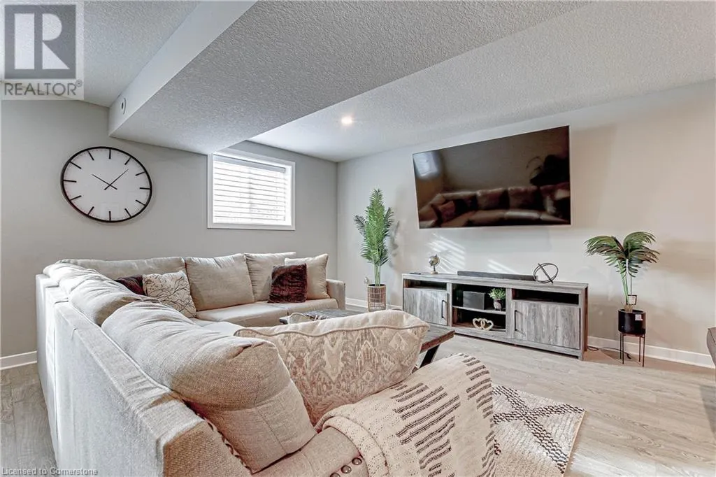 9 CLOVER CIR Circle
