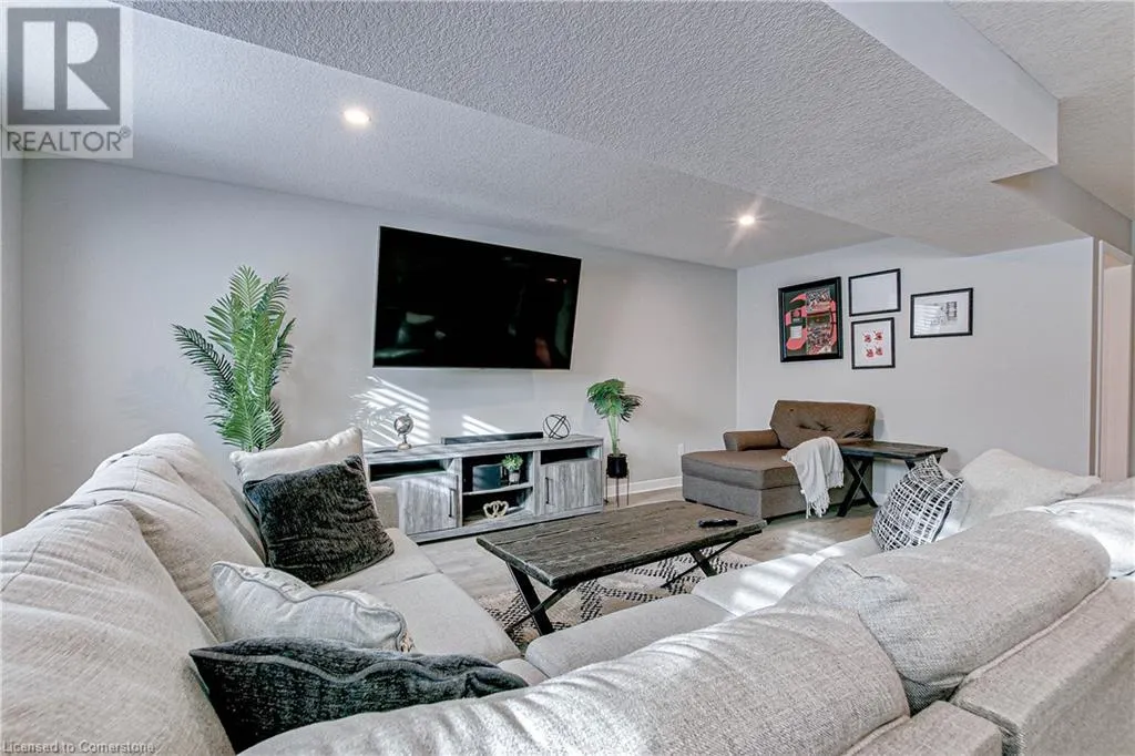 9 CLOVER CIR Circle