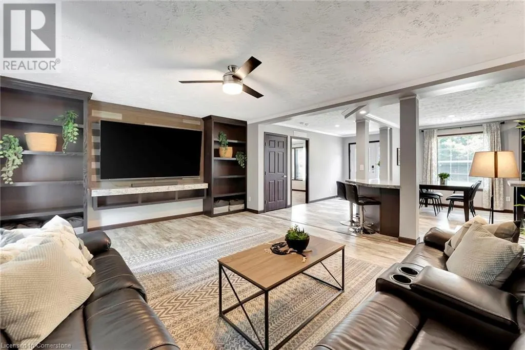 4881 MAPLEVIEW Crescent