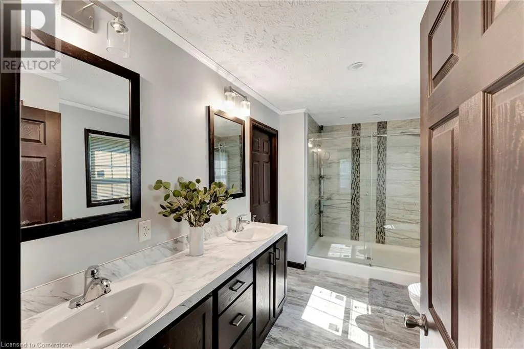 4881 MAPLEVIEW Crescent