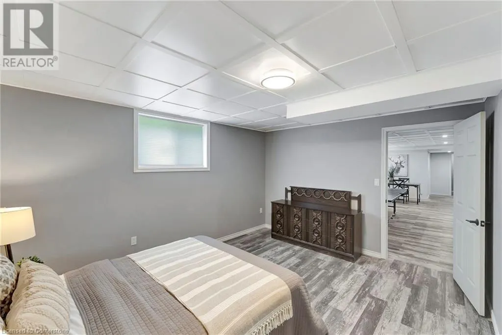 4881 MAPLEVIEW Crescent