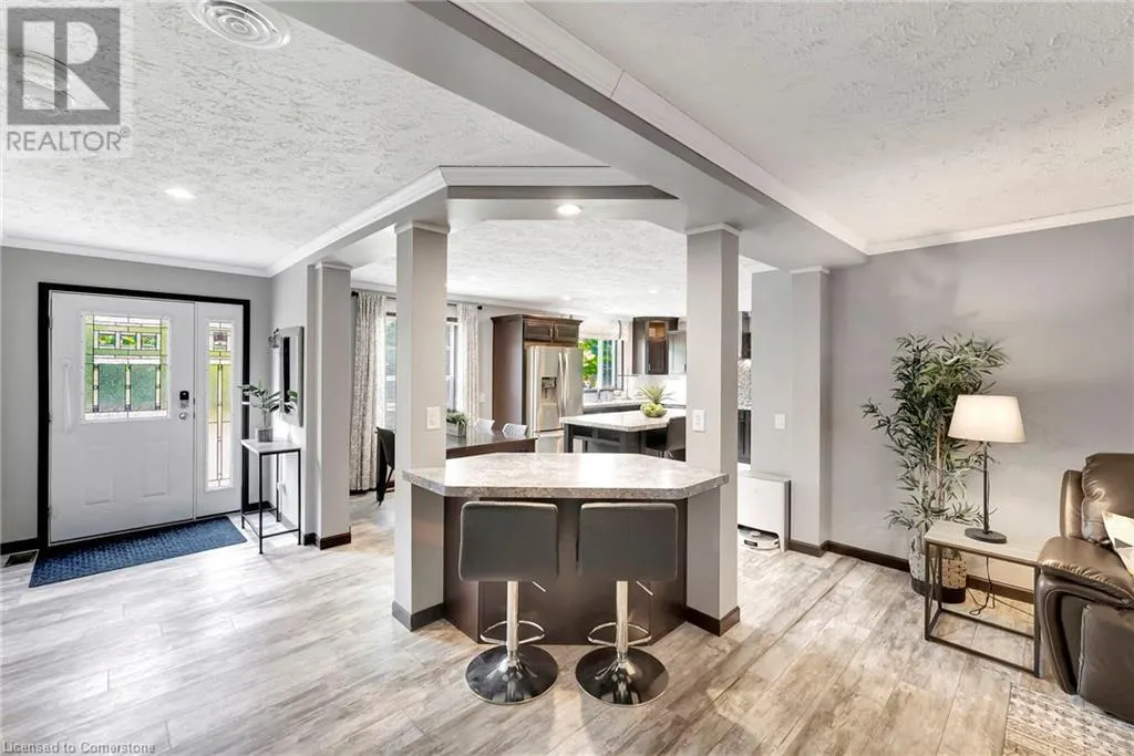 4881 MAPLEVIEW Crescent