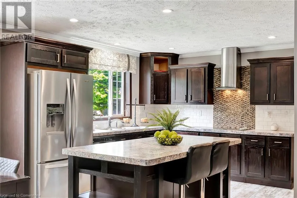 4881 MAPLEVIEW Crescent