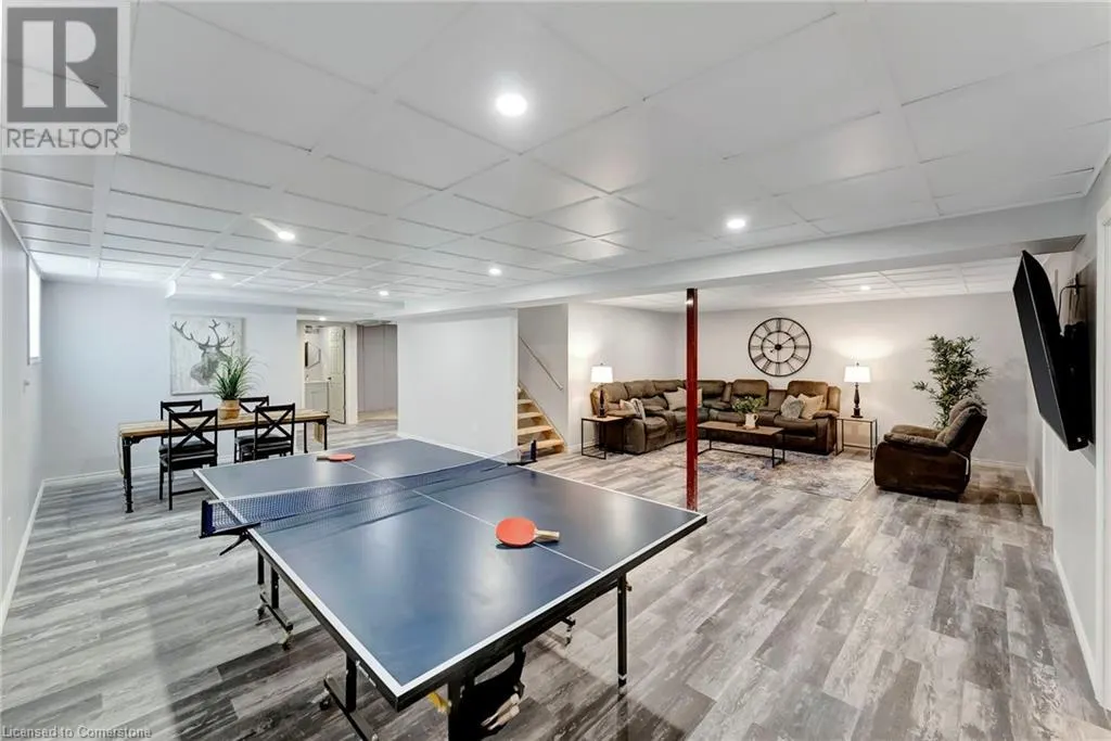 4881 MAPLEVIEW Crescent