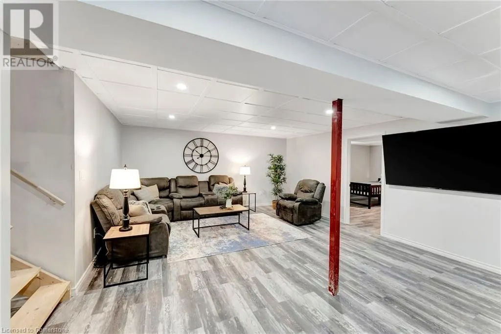 4881 MAPLEVIEW Crescent
