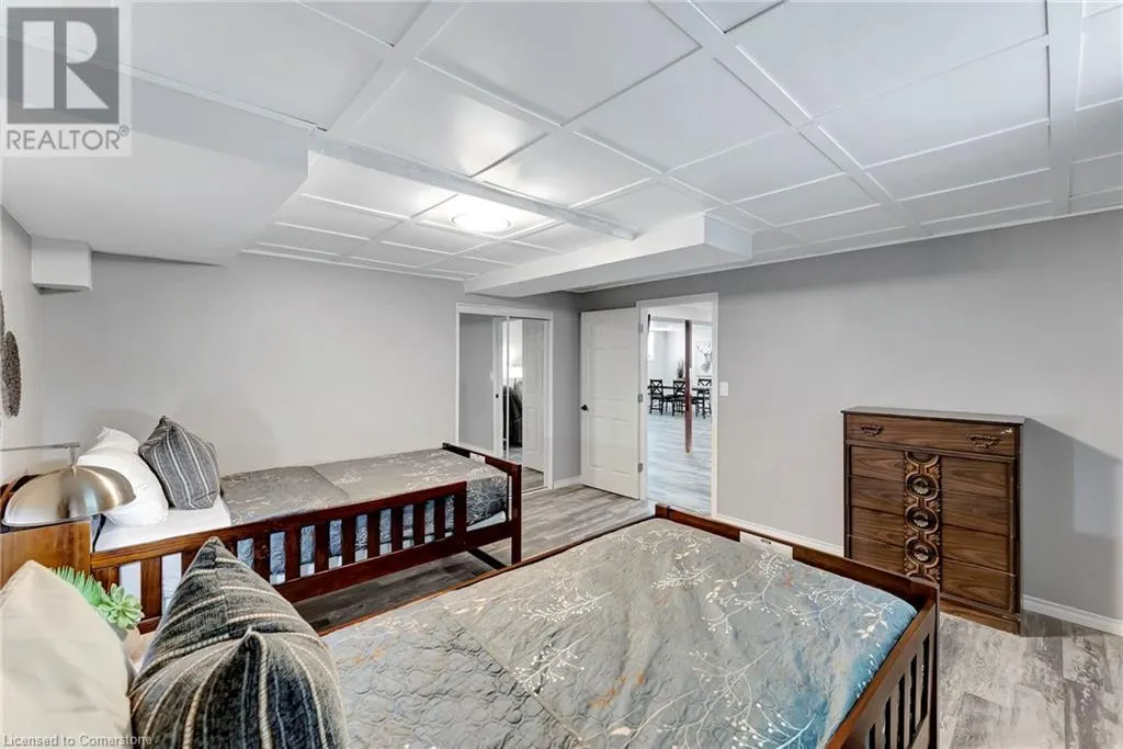 4881 MAPLEVIEW Crescent
