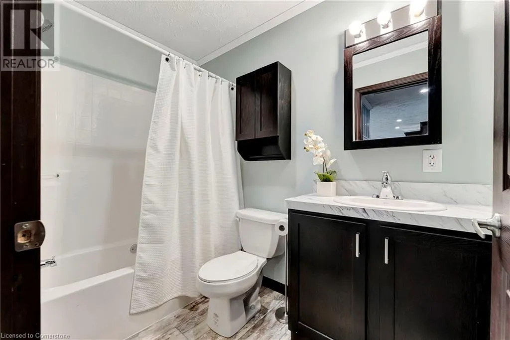 4881 MAPLEVIEW Crescent