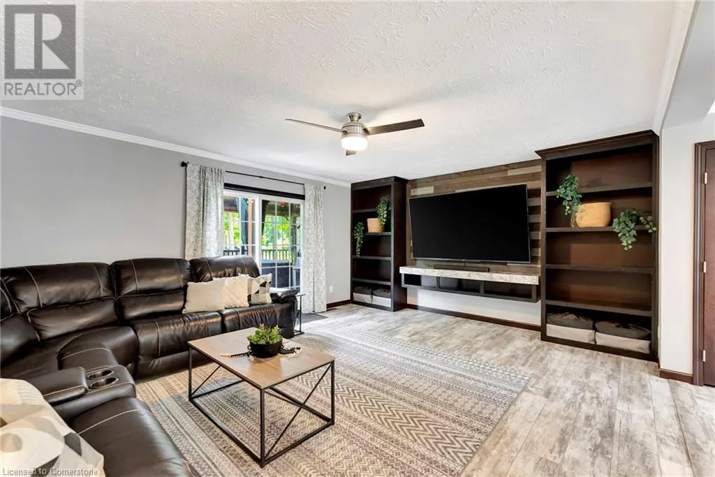 4881 MAPLEVIEW Crescent
