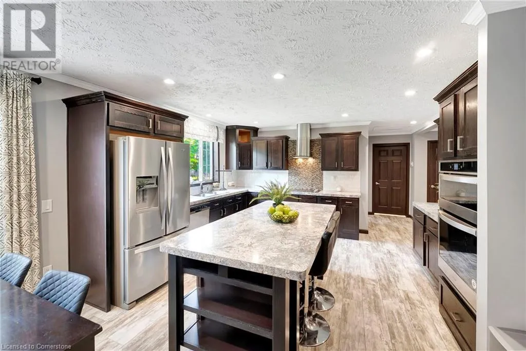 4881 MAPLEVIEW Crescent