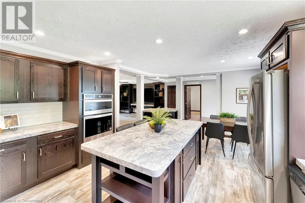 4881 MAPLEVIEW Crescent