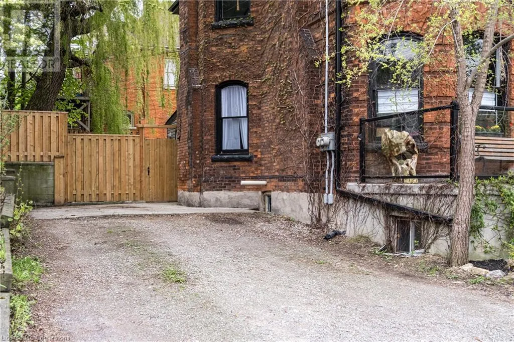 177 CHARLTON Avenue W