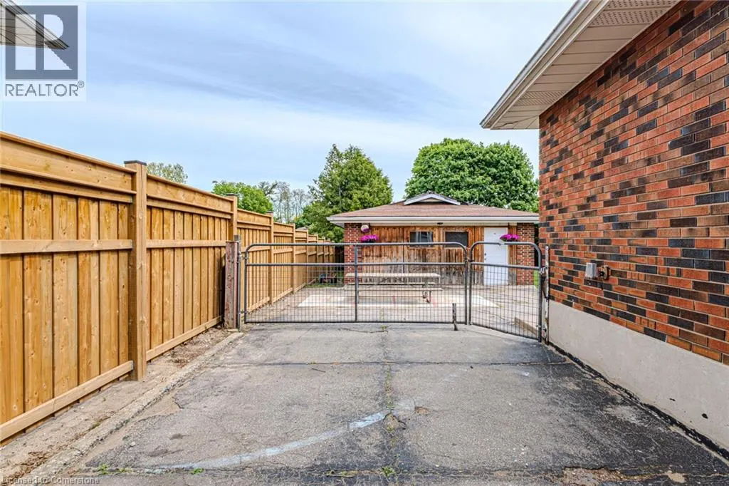 8 ROBROY Court