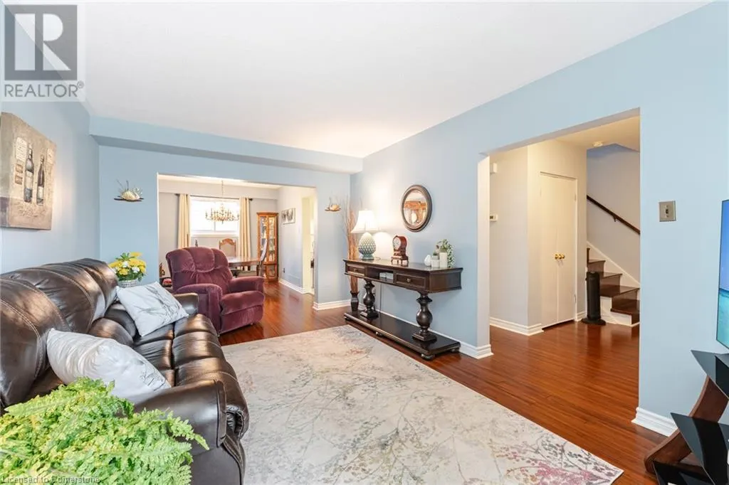 5 DANESBURY Crescent