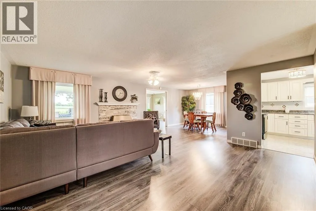 33 SUMMIT Crescent