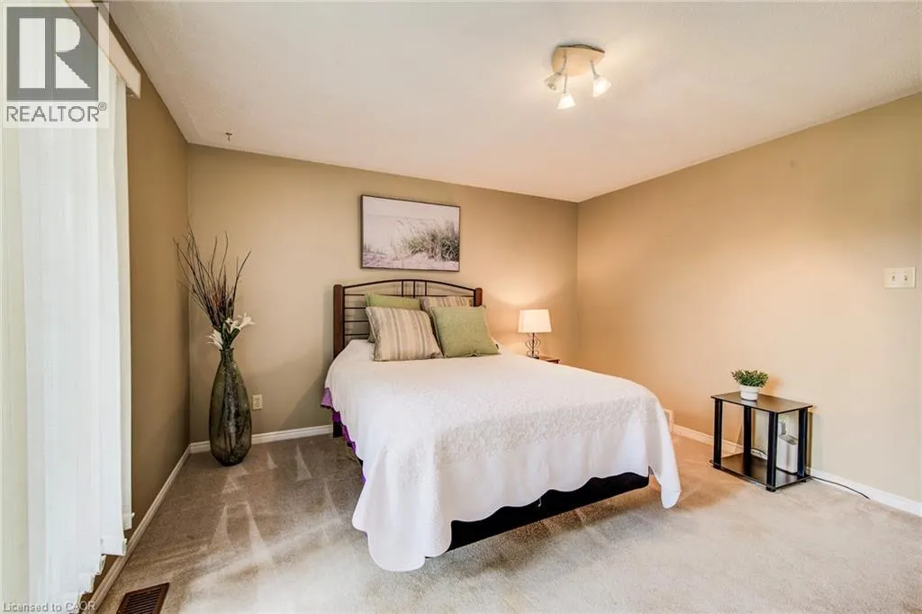 33 SUMMIT Crescent