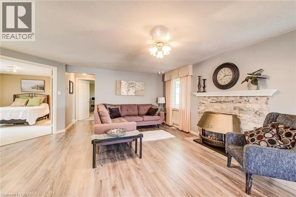 33 SUMMIT Crescent