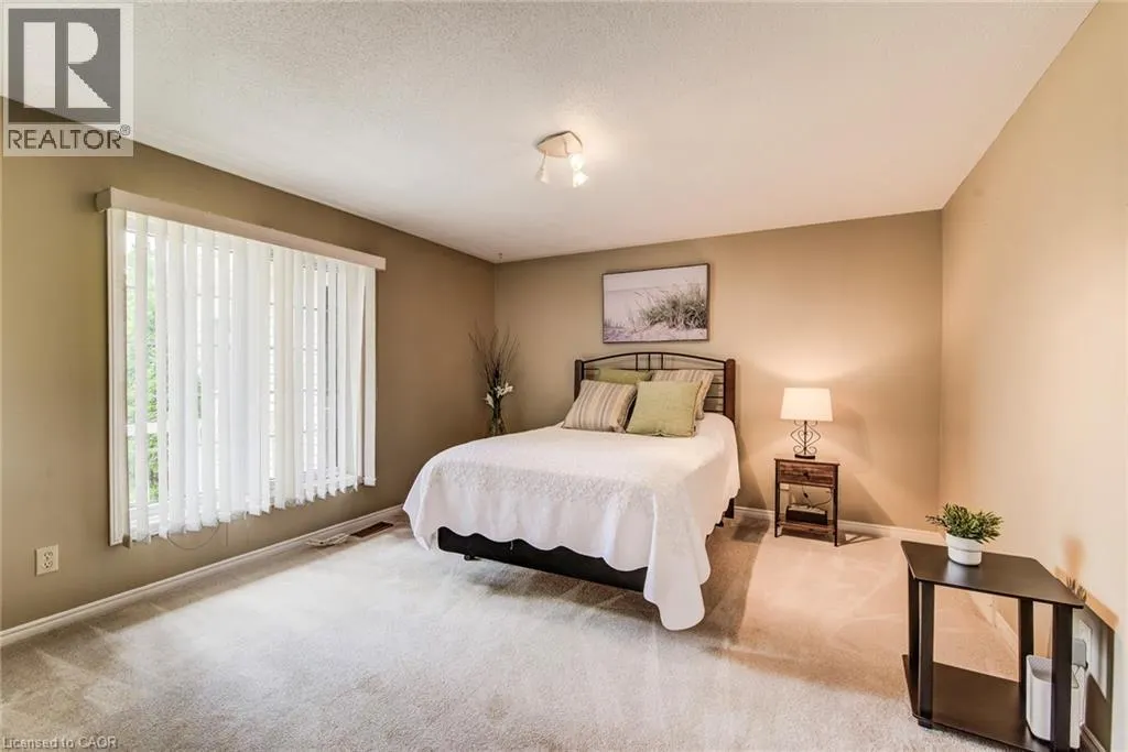 33 SUMMIT Crescent