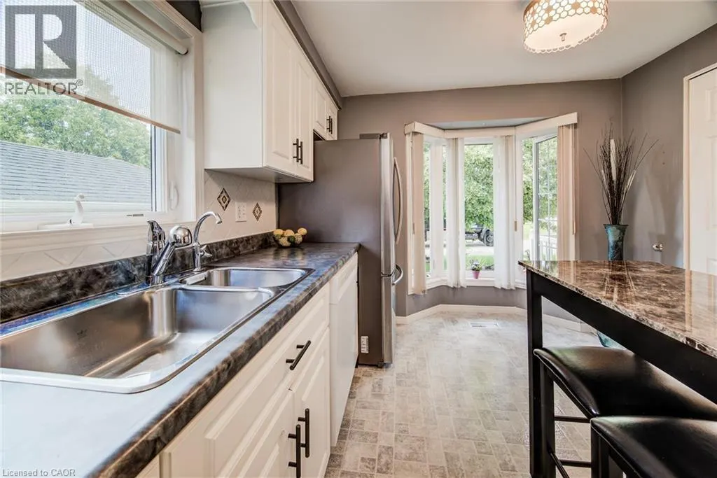 33 SUMMIT Crescent