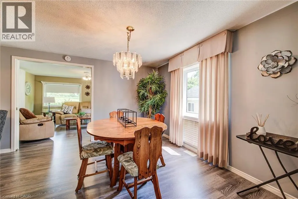 33 SUMMIT Crescent