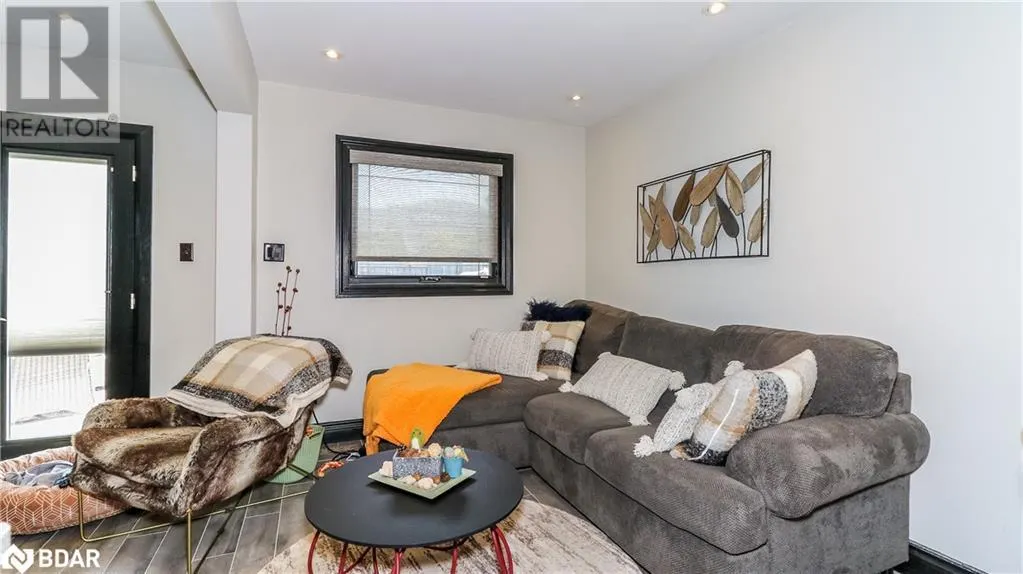 20 MANETT Crescent