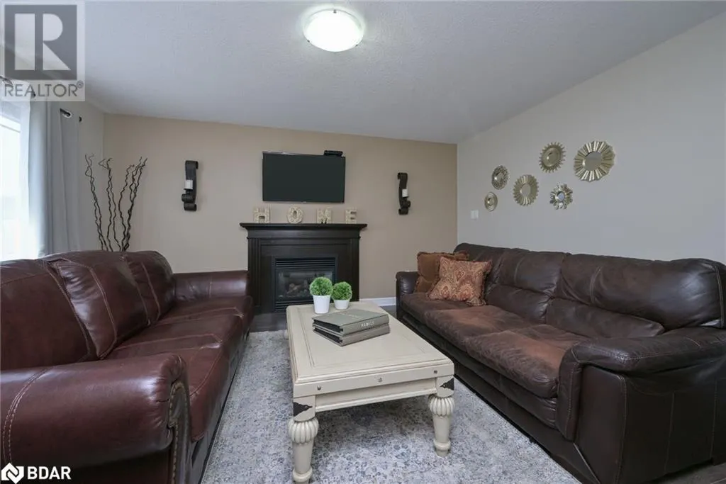 102 OAKES CRESCENT Crescent