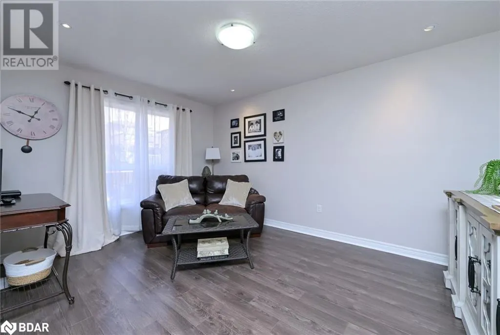 102 OAKES CRESCENT Crescent