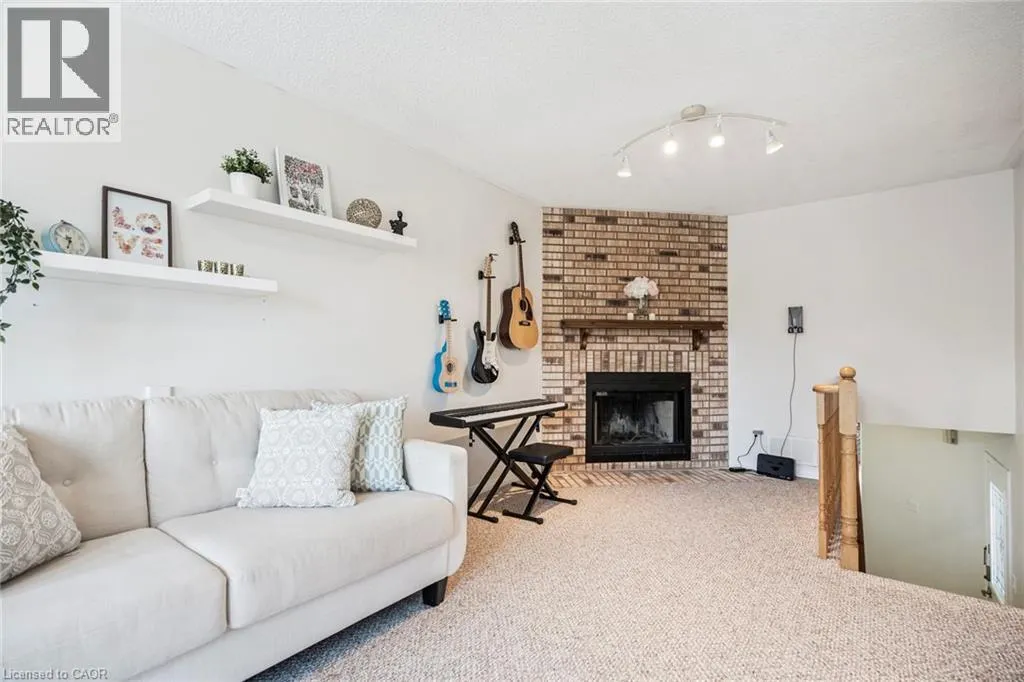 102 NISKA DR