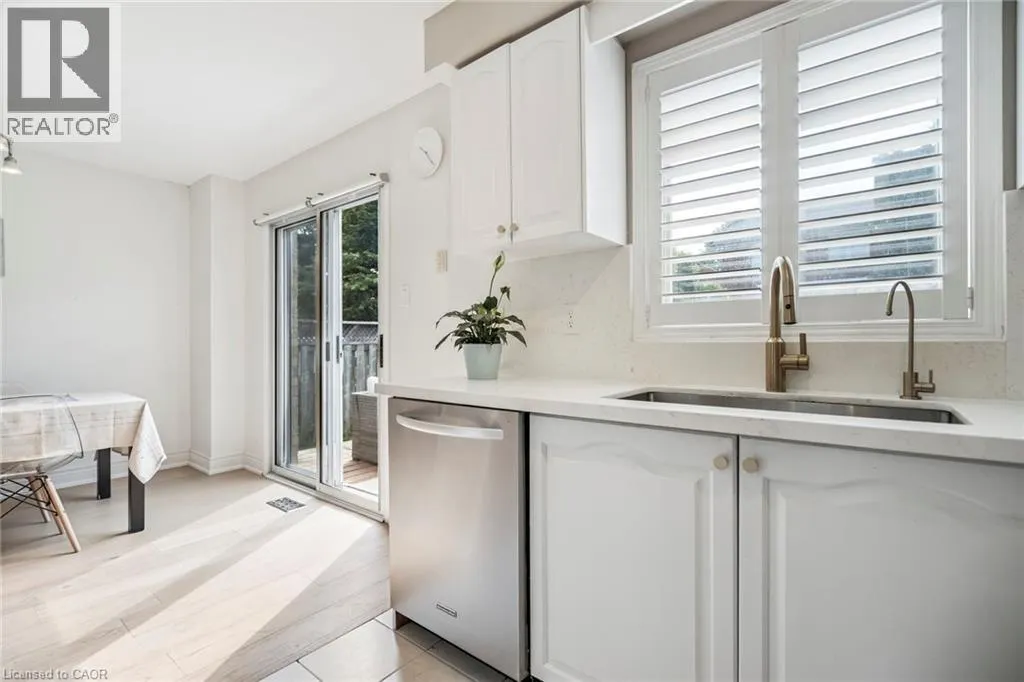 102 NISKA DR