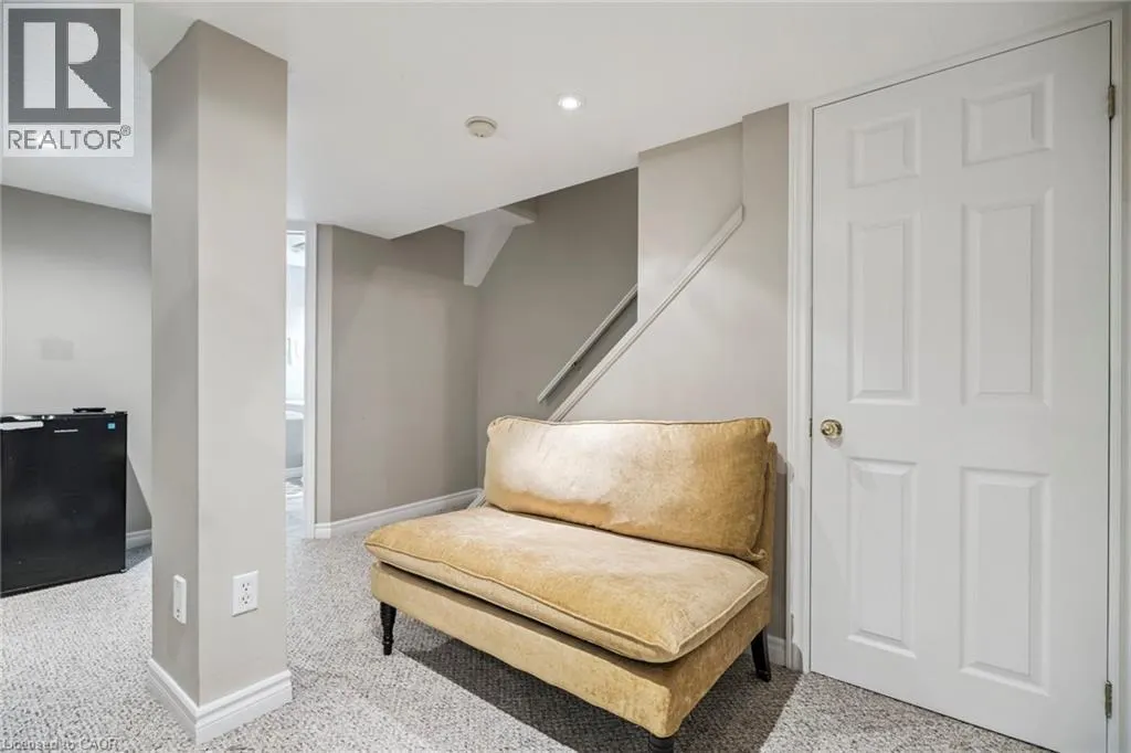 102 NISKA DR