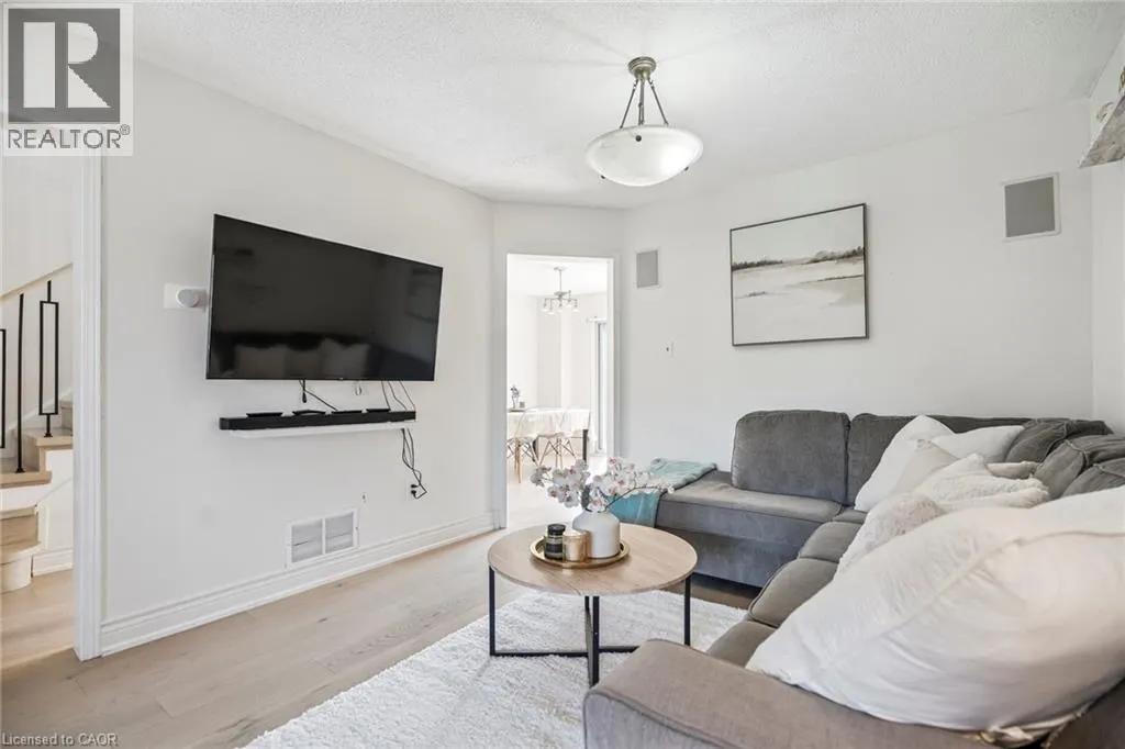 102 NISKA DR