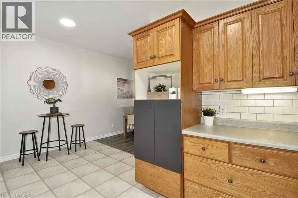 1206 QUEEN'S BUSH Road