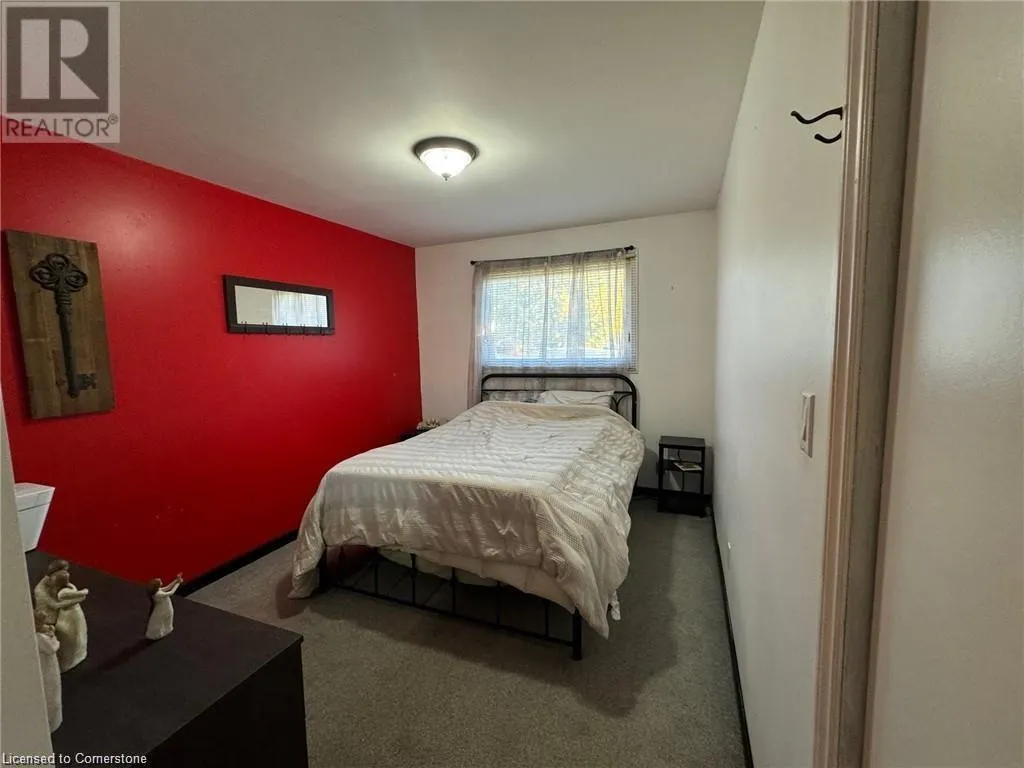 24 WOODHOUSE Avenue
