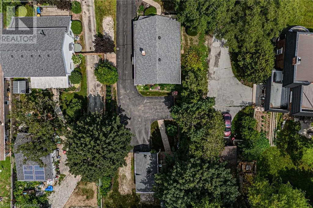 94 QUEENSWAY Road E