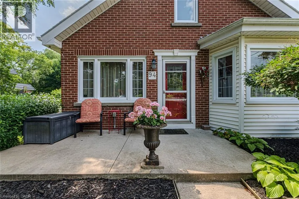 94 QUEENSWAY Road E