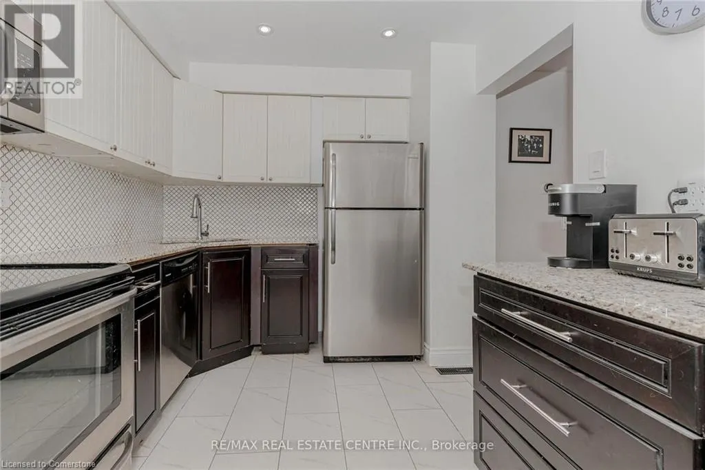 1526 LANCASTER Drive Unit# 123, #123