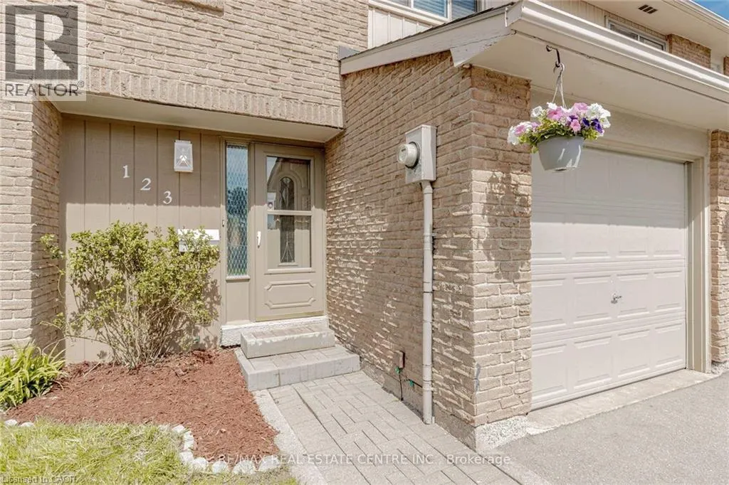 1526 LANCASTER Drive Unit# 123, #123
