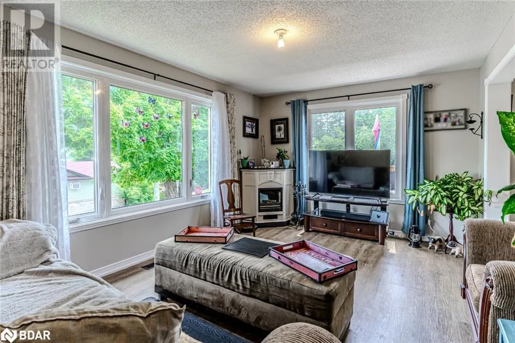 884 MAPLEWOOD Drive