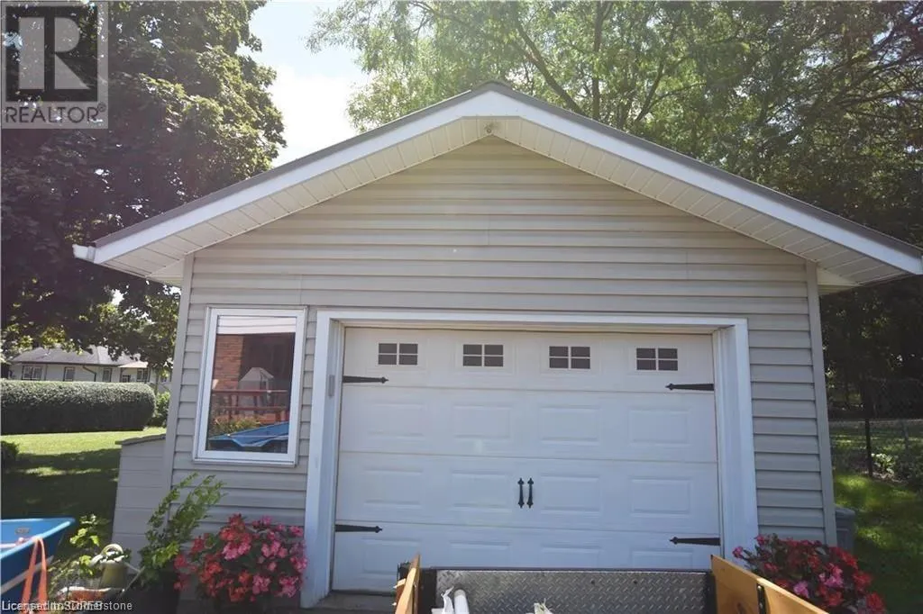 22 CHARLTON Crescent